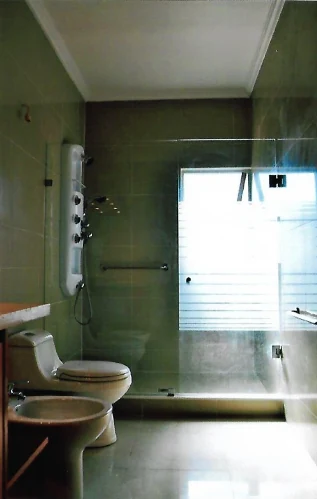 Baño con columna de ducha