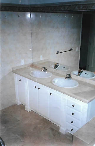 Baño con lavamanos doble