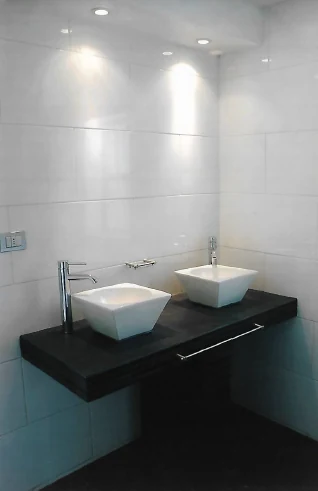 Lavamanos doble con mueble enchapado oscuro