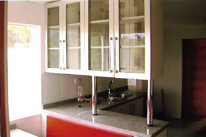 Muebles de cocina en L colores combinados