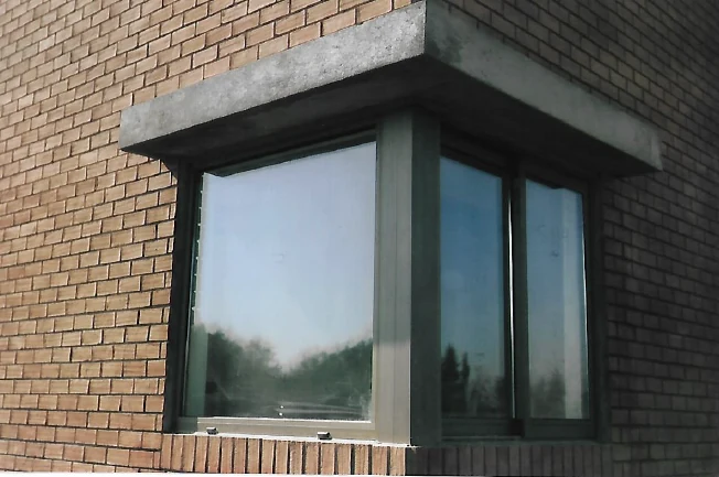 Ventana esquinada con alero
