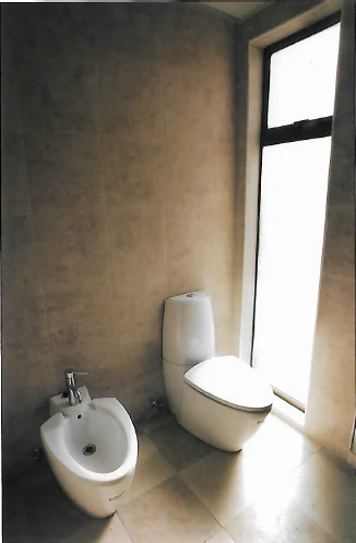 Ventanal de piso a techo en baño