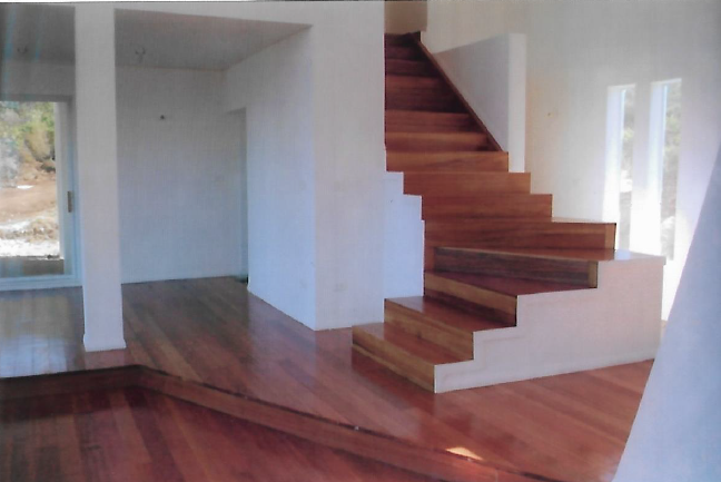 Escalera revestida y pisos de madera